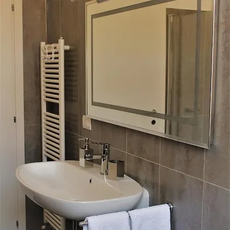 Palazzo Della Torre Elegant In קומו